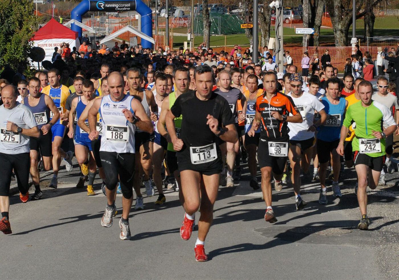 Départ groupé des coureurs adultes de la Course de la colline