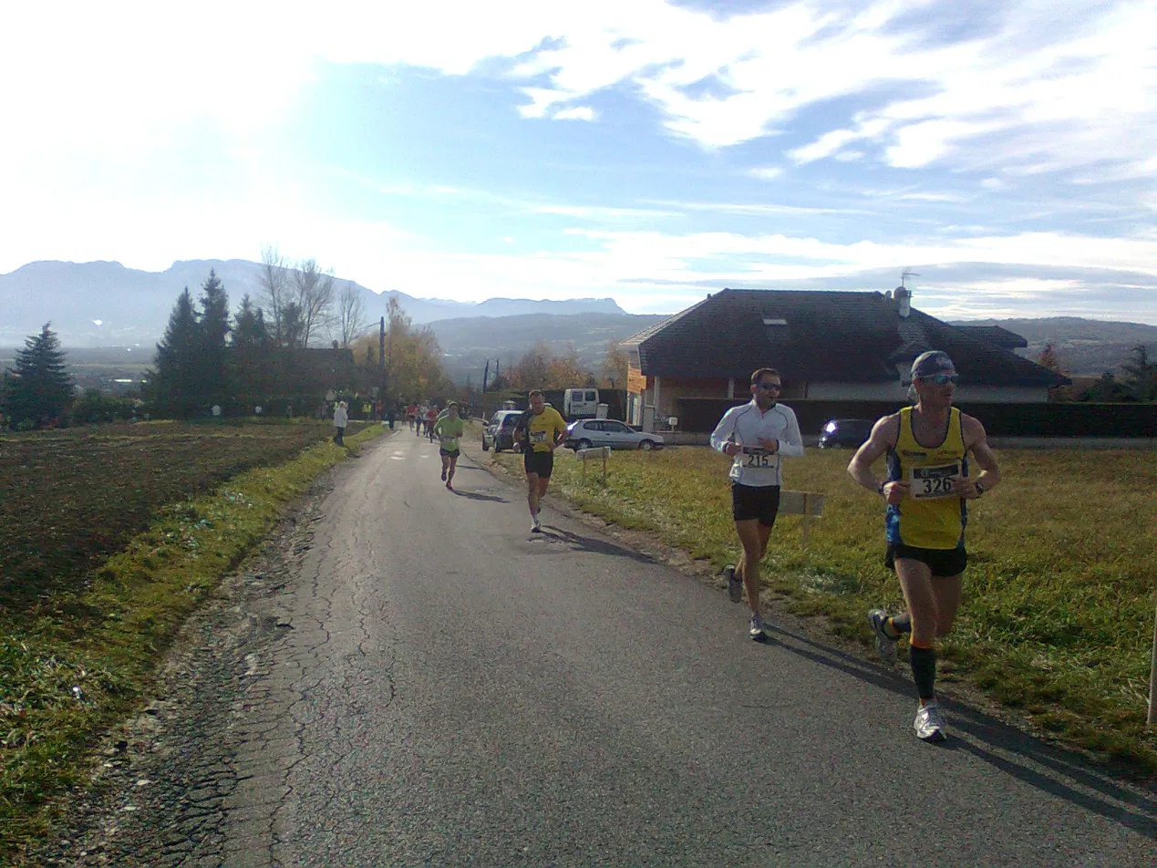 Coureurs sur les hauteurs de Vétraz-Monthoux avec vue sur les montagnes