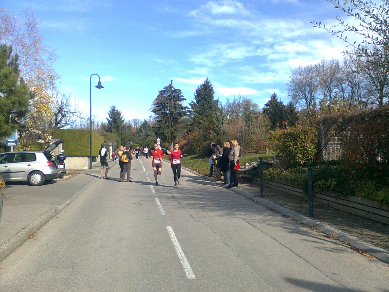 Deux coureurs adultes encouragés par le public