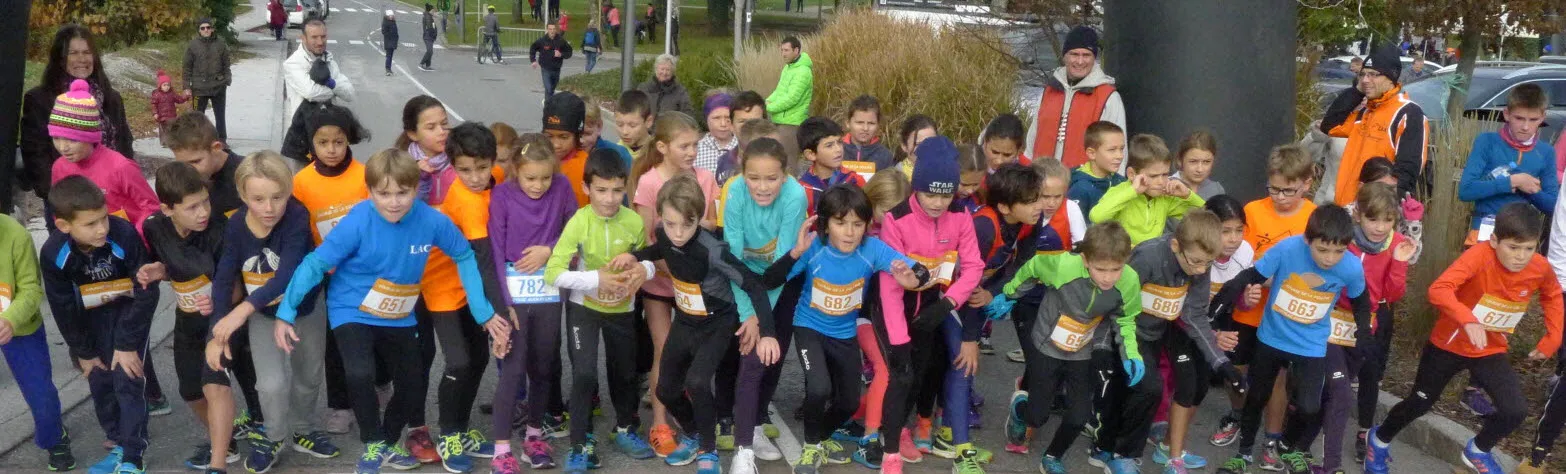 Groupe d'enfants au départ de leur course
